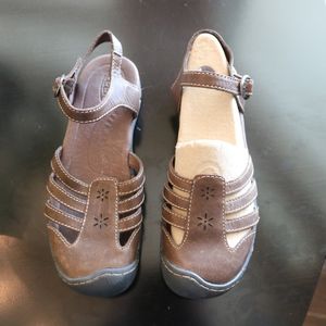Keen Women's brown leather shoes size 8.5 sandals